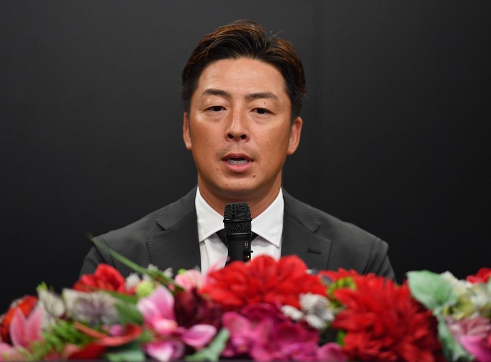 　引退会見で心境を語る美馬（撮影・開出牧）