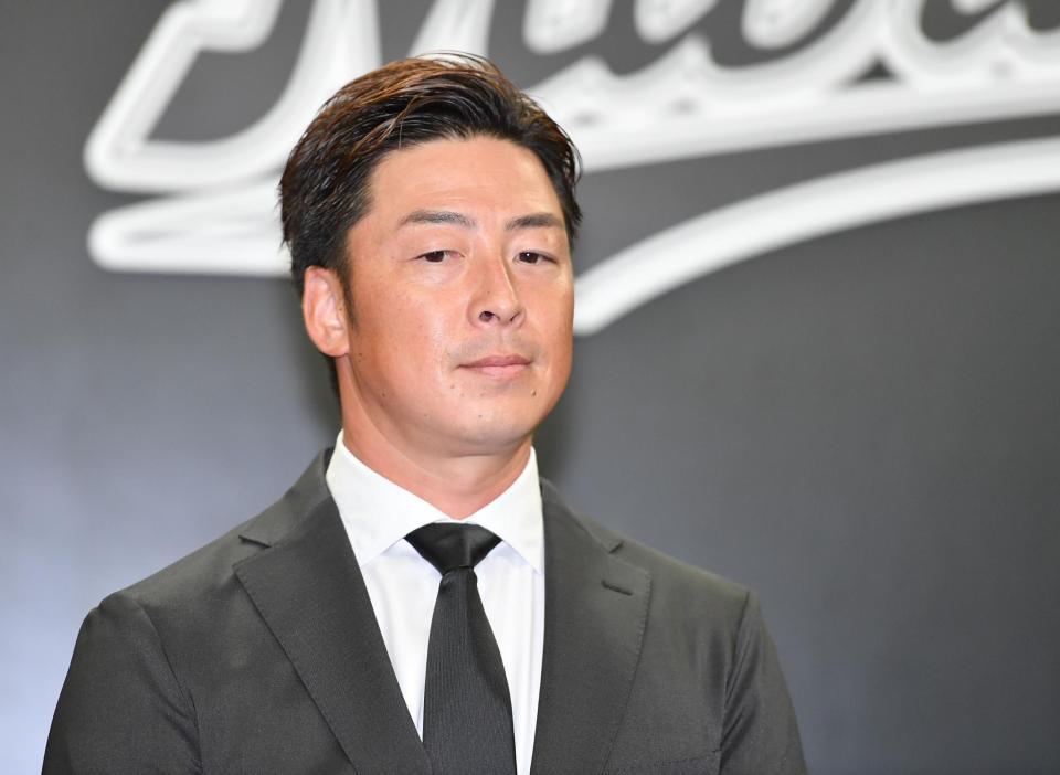 　引退会見に登場した美馬（撮影・開出牧）