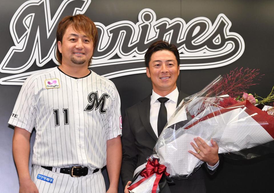 　引退会見で沢村（左）から花束を受け取り笑顔の美馬（撮影・開出牧）