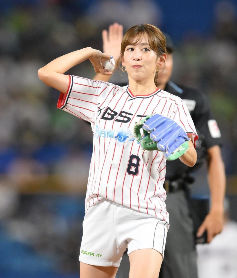　始球式に登場した中川安奈（撮影・伊藤笙子）