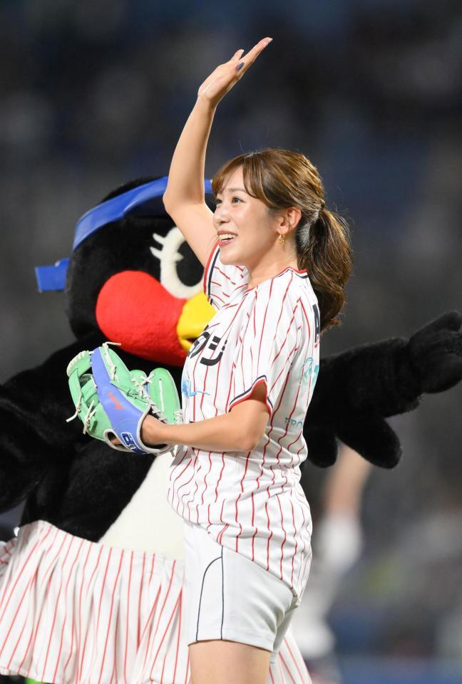 　始球式に登場した中川安奈（撮影・伊藤笙子）