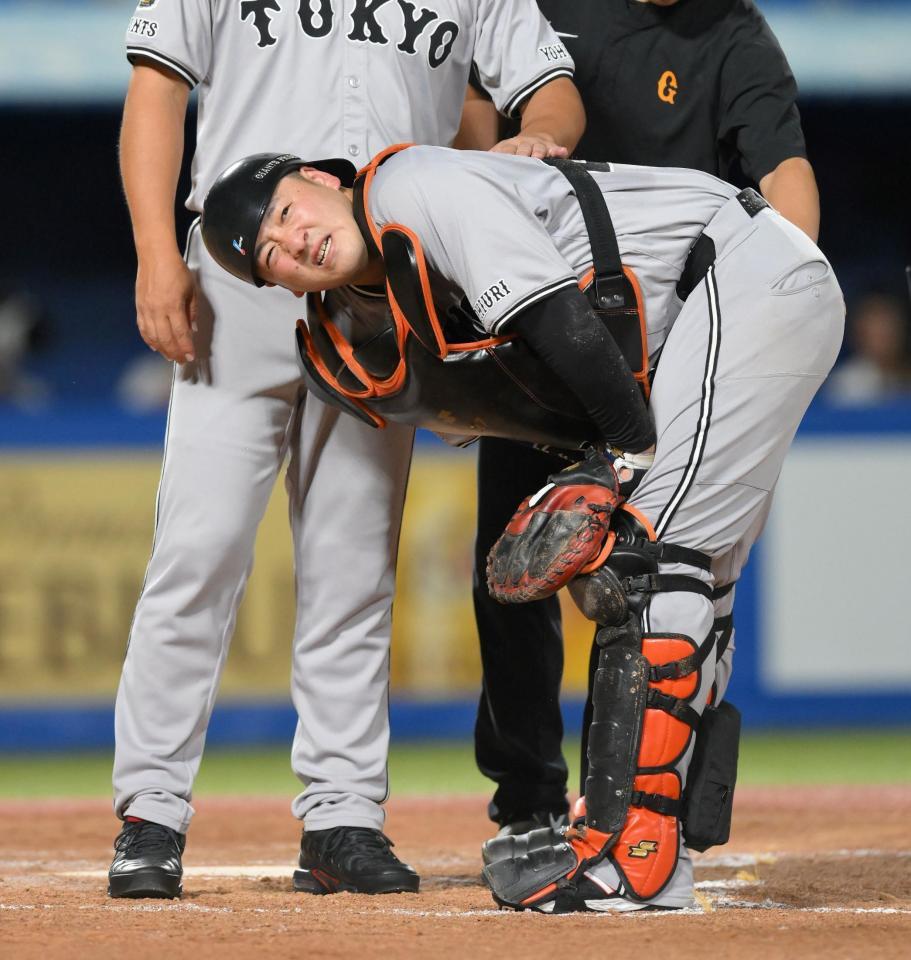 　２回、並木の打席で投球が右足に当たり、顔をゆがめる岸田（撮影・伊藤笙子）