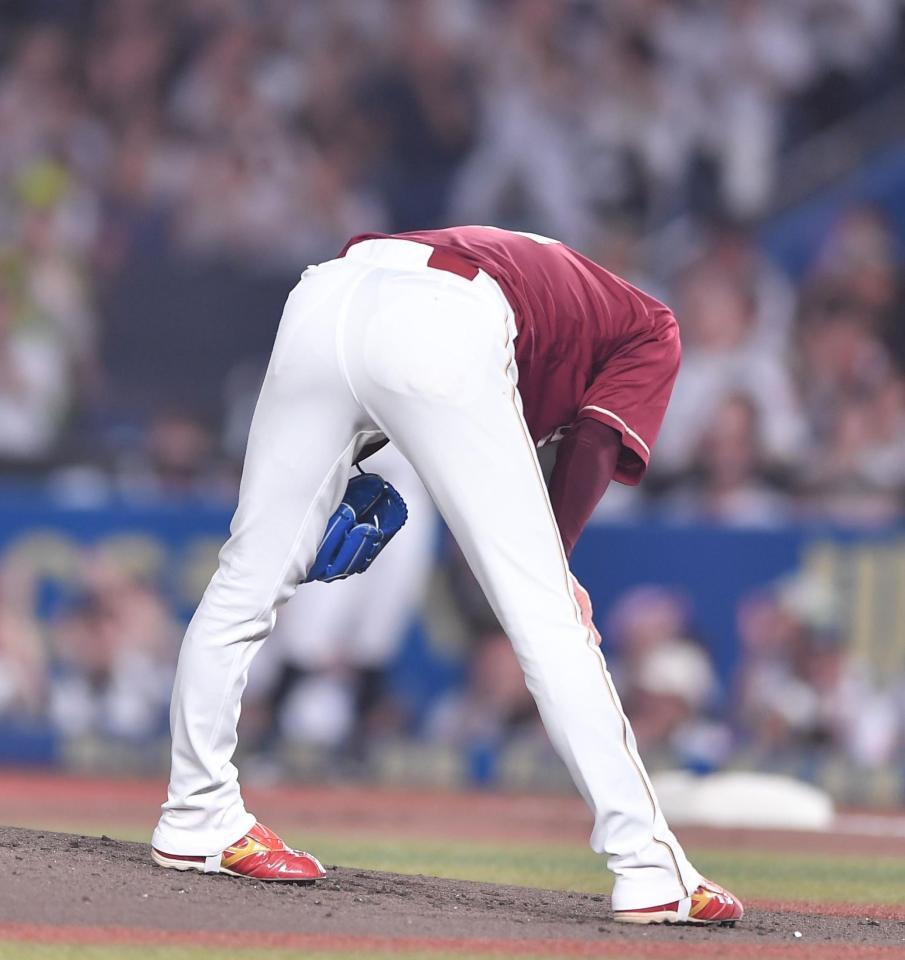 　１回、寺地に押し出しの四球を与え先制を許した岸（撮影・開出牧）