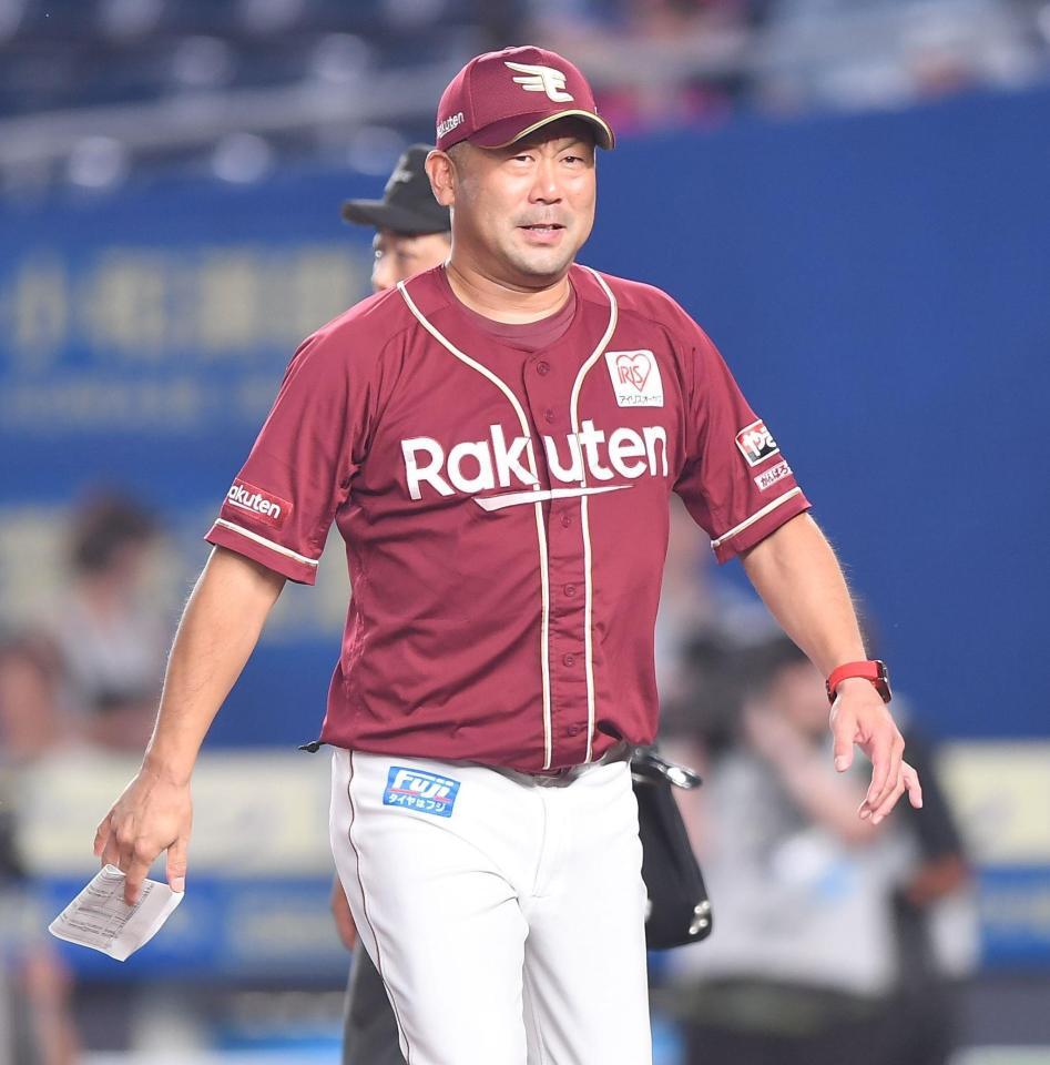 　メンバー表交換を行った三木監督（撮影・開出牧）