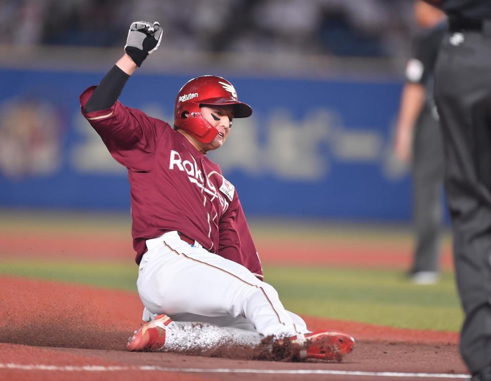 　１回、ボイトの右前打で三塁に滑り込む黒川（撮影・開出牧）