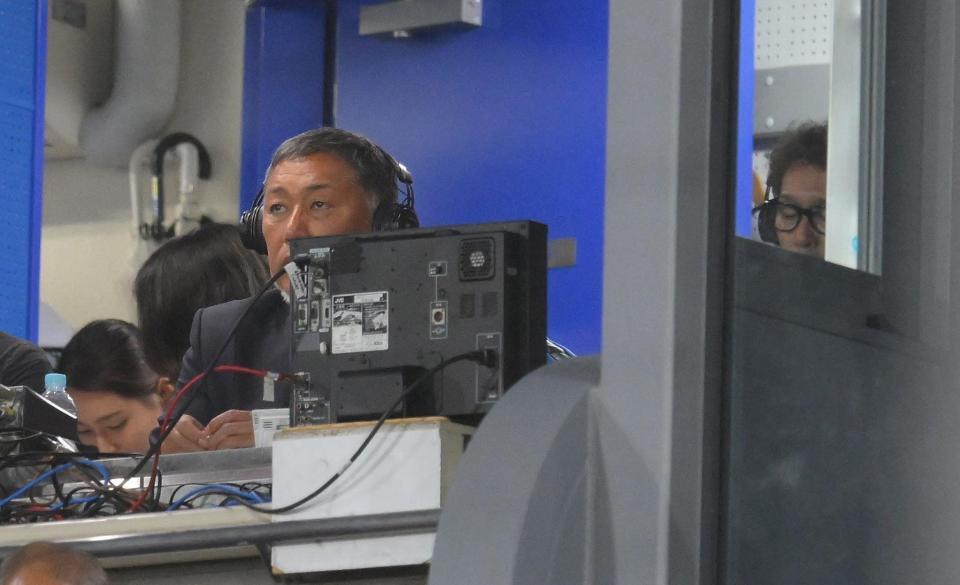 　実況席に座る清原和博氏（左）と元木大介氏（撮影・伊藤笙子）