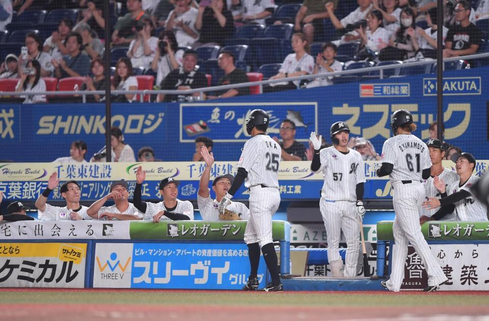 　１回、藤岡の右越え２点適時二塁打で生還した岡（２５）と山本（６１）とタッチを交わすロッテナイン（撮影・開出牧）