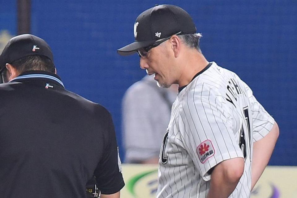 　９回、投手交代を告げる吉井監督（撮影・開出牧）