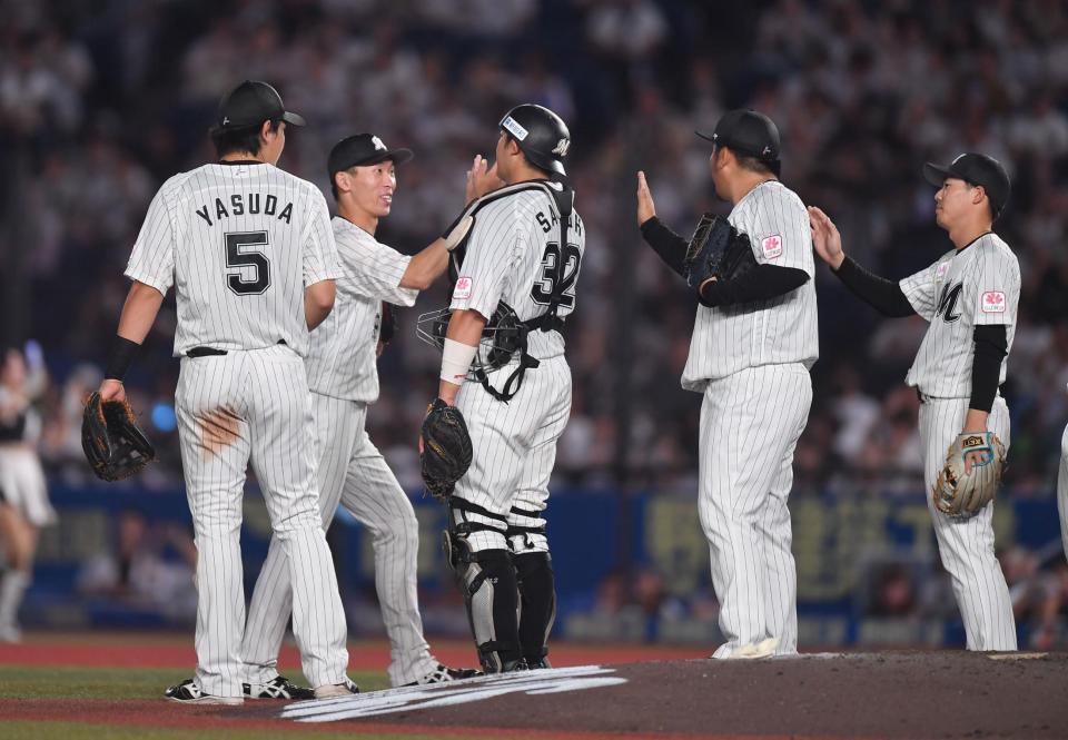 　楽天に圧勝しタッチを交わす高部（左から２人目）らロッテナイン（撮影・開出牧）