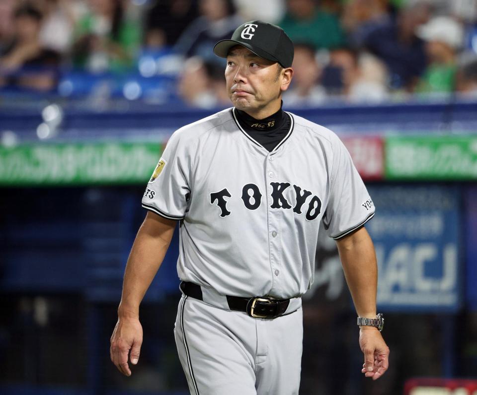 　６回を終え、選手交代を告げた阿部監督