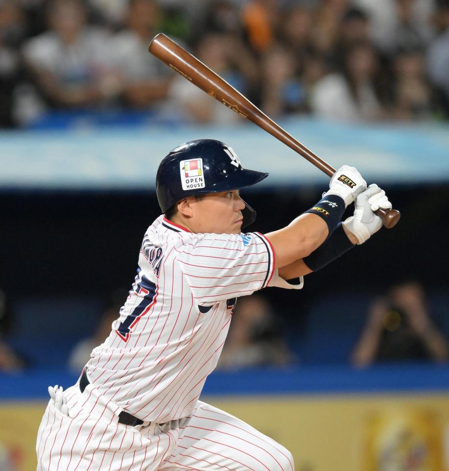 　３回、中前へ適時打を放つ中村（撮影・伊藤笙子）