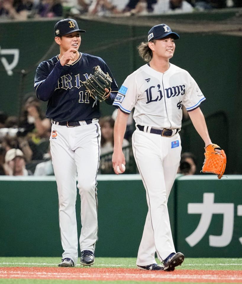 ５回の攻守交代、投げ終えた西武先発の今井（右）とすれ違うオリックス先発の山下＝ベルーナドーム