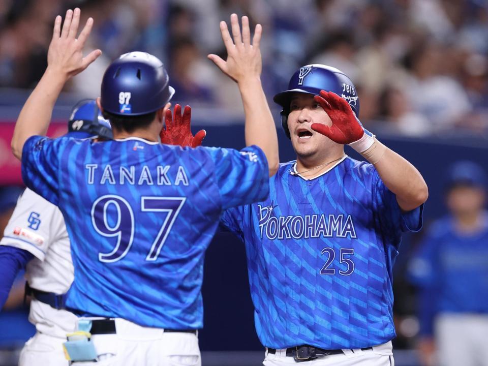 　５回、筒香（右）が逆転３ランを放ち、田中コーチとタッチを交わす