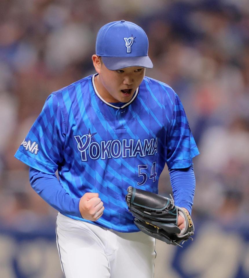 　６回、ロドリゲスを見逃し三振に仕留め喜ぶ石田裕