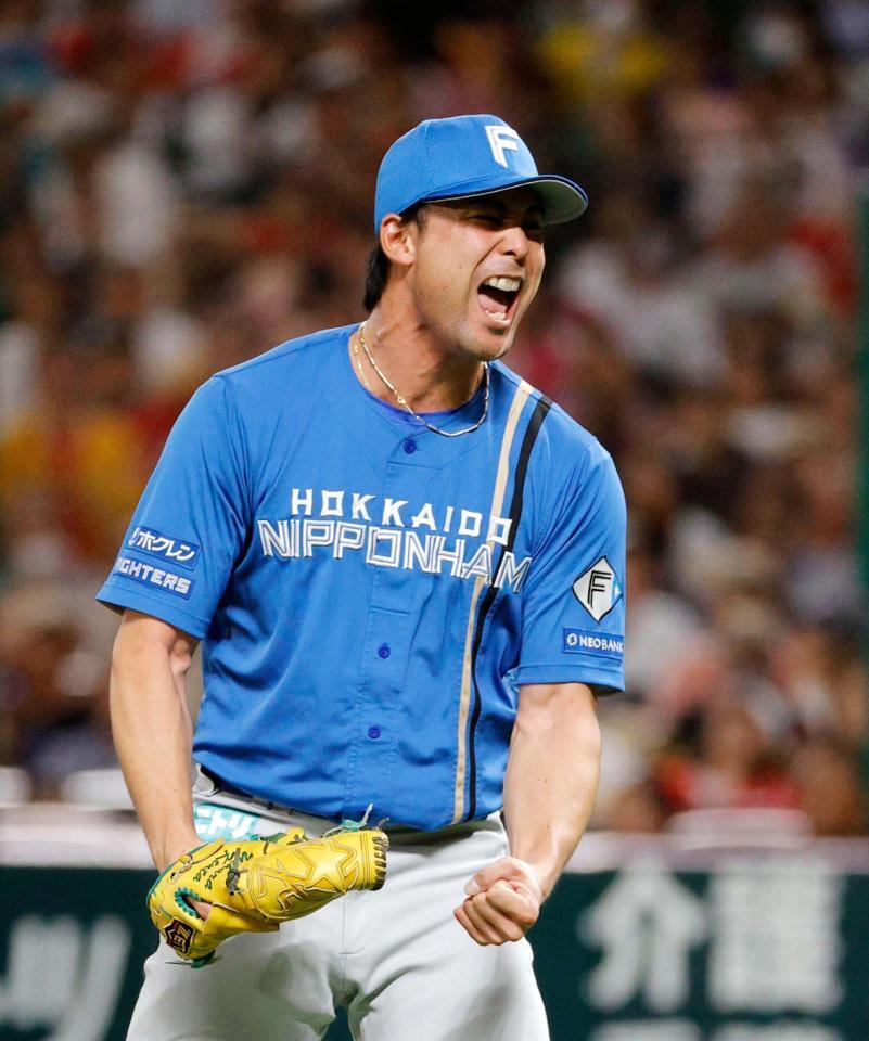 　７回、牧原大を空振り三振に仕留め、ガッツポーズする上原