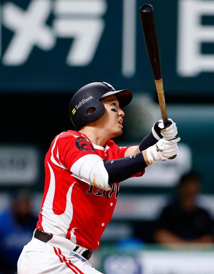 　８回、栗原が右中間に同点ソロを放つ