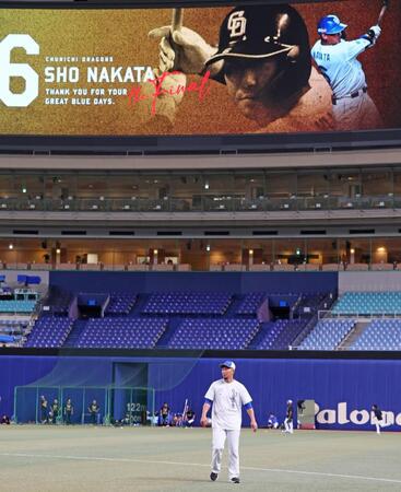 　ウオーミングアップを始める中田（撮影・立川洋一郎）