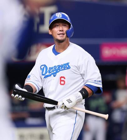 　１回、空振り三振に倒れて引き揚げる中田（撮影・立川洋一郎）