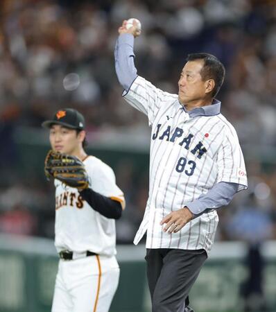 　セレモニアルピッチの前に岡本に向かって送球する原辰徳・巨人前監督（撮影・西岡正）
