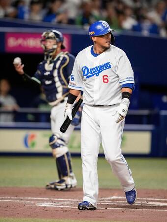 　１回、空振り三振に倒れ、ベンチに戻る中田