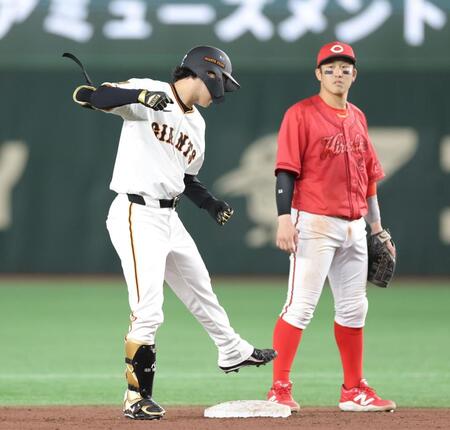 　４回、勝ち越し二塁打を放ち、ガッツポーズの山崎（撮影・西岡正）