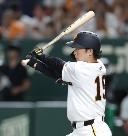 　４回、右翼線に勝ち越し二塁打を放つ山崎（撮影・西岡正）