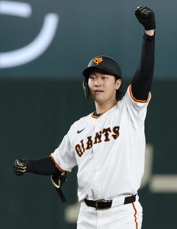 　４回、勝ち越し二塁打を放ちガッツポーズする山崎