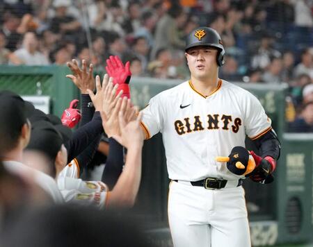 　２回、本塁打を放ちナインに迎えられる岡本