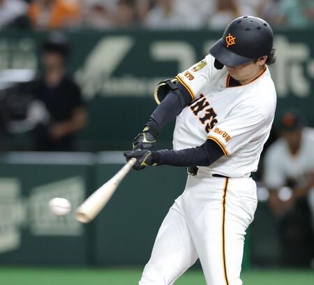 　４回、右翼線に勝ち越し二塁打を放つ山崎（撮影・西岡正）