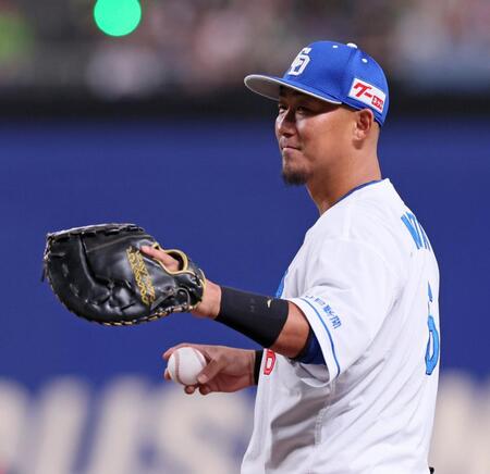 　１回、一塁の守備に就く中田（撮影・立川洋一郎）