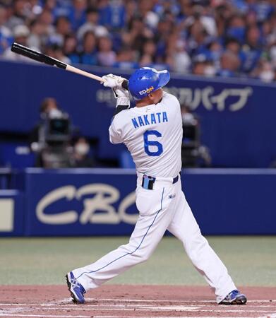 　１回、空振り三振に倒れる中田（撮影・立川洋一郎）