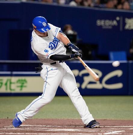 　７回、細川が左中間に適時二塁打を放つ