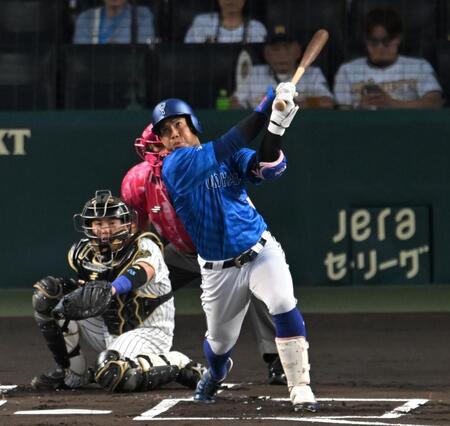 　１回、右前打を放つ桑原（撮影・飯室逸平）