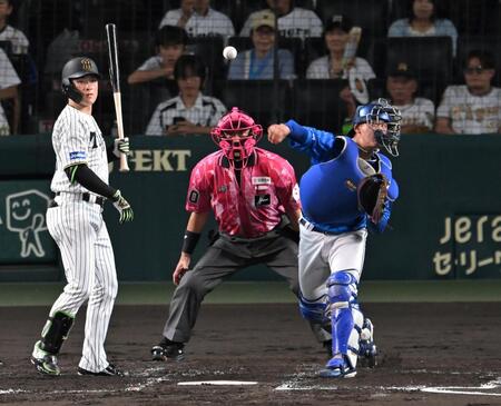 　３回、大山の二盗を阻止する松尾（打者・高寺）＝撮影・飯室逸平