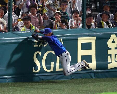 　５回、度会は近本の飛球を好捕する（撮影・山口登）