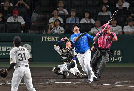　４回、捕邪飛に倒れるビシエド（撮影・飯室逸平）