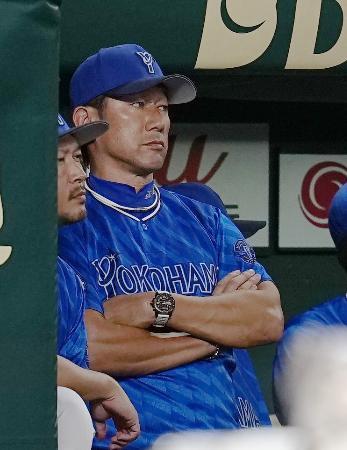 　９回、試合を見守るＤｅＮＡ・三浦監督＝甲子園