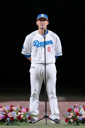 　試合後に行われた引退セレモニーで、あいさつする中田