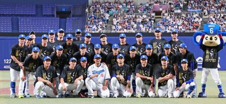 　チームメイトと記念撮影をする中田（６）＝撮影・立川洋一郎