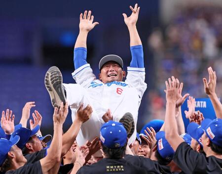 　ナインから胴上げされて宙を舞う中田（撮影・立川洋一郎）