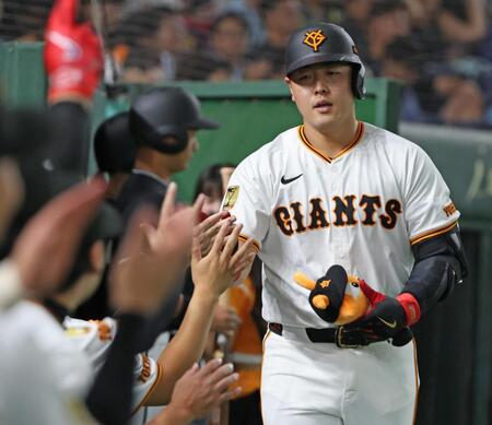 　２回、左越えソロを放ちナインに迎えられる岡本