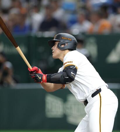 　４回、左中間にソロを放つ岡本（撮影・西岡正）