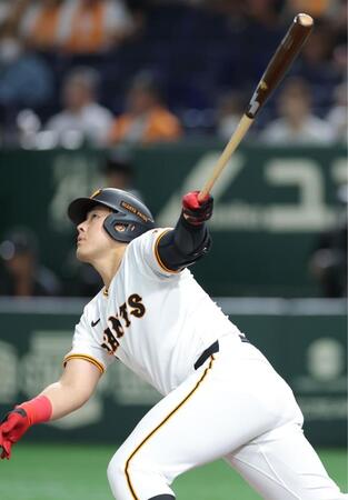 　２回、左越えにソロを放つ岡本（撮影・西岡正）