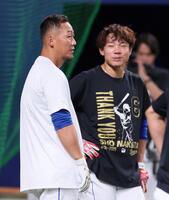 　大島（右）と話をする中田（撮影・立川洋一郎）