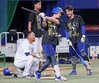 　練習の合間に山本（右）と談笑する中田（左）＝撮影・立川洋一郎