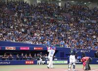 　１回、拍手に迎えられ打席へ向かう中田（撮影・立川洋一郎）