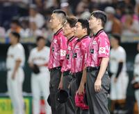 　ピンクユニフォームを着用する審判員（撮影・西岡正）