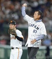 　セレモニアルピッチの前に岡本に向かって送球する原辰徳・巨人前監督（撮影・西岡正）