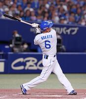 　１回、空振り三振に倒れる中田（撮影・立川洋一郎）