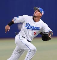 　１回、山田の打球を追う中田（撮影・立川洋一郎）